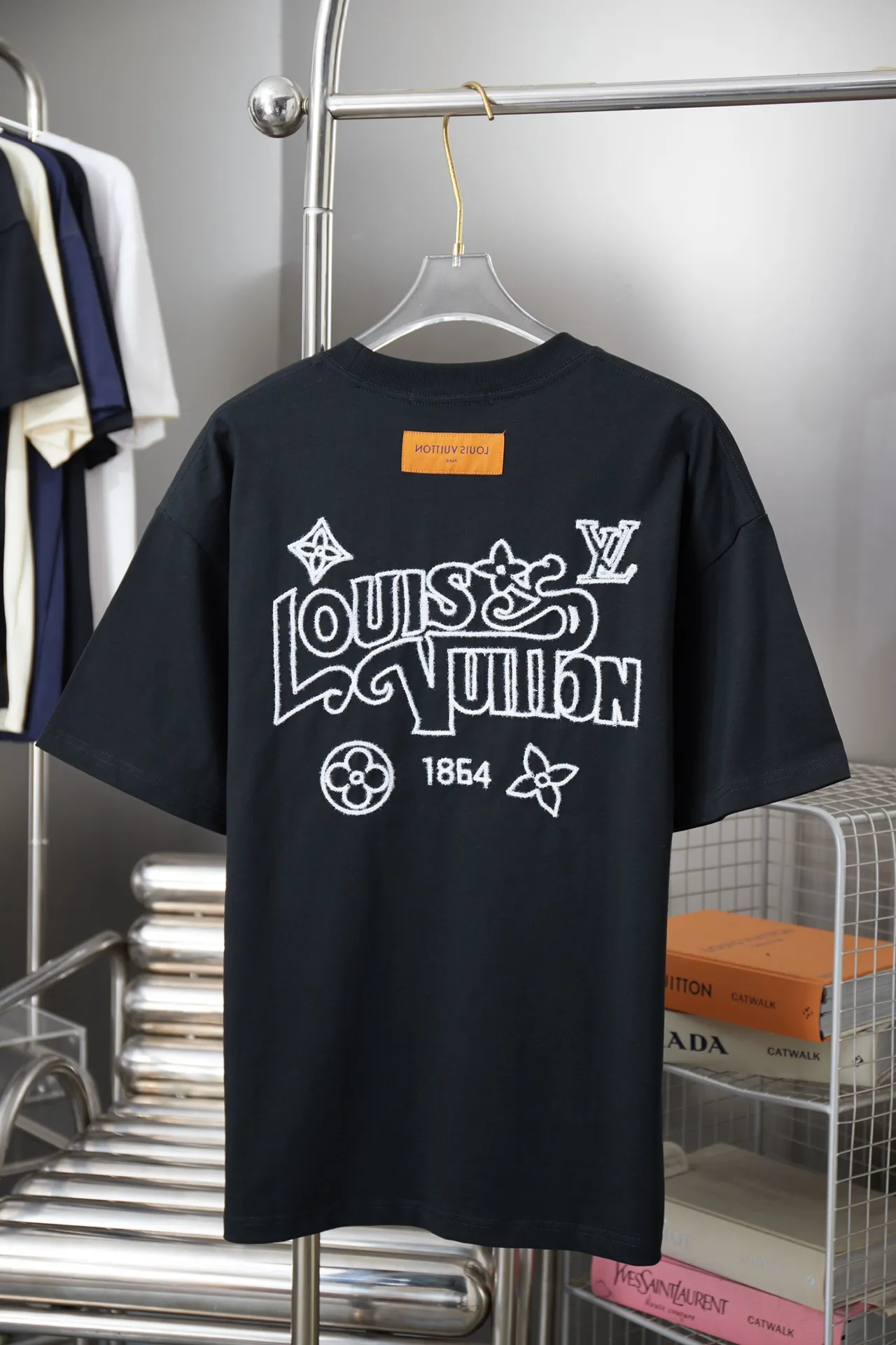 🅿️200 1V 25SS early spring new style short sleeves with embroidered letters, light luxury, a must-have item for daily commuting for men and women, correct version, welcome to compare, detailed features · 320g 100% pure cotton double yarn jersey fabric · Special thickened 32 pieces of double-strand 1X1 thread in the same vat custom dyeing · Imported Tajima machine rope embroidery letter logo · Double needle stitching cross-stitching process · Original main mark, washable tag, brand moisture-proof paper packaging Color: black/white Size: S/M/L/XL